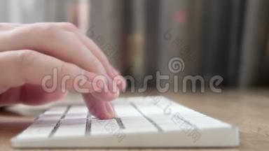 男人在电脑键盘上打字，<strong>手型</strong>特写